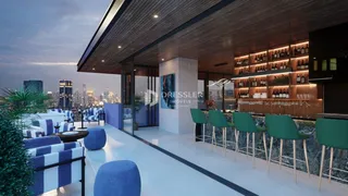 Vista de uma varanda moderna com mobiliário de exterior e área de bar em um imóvel.