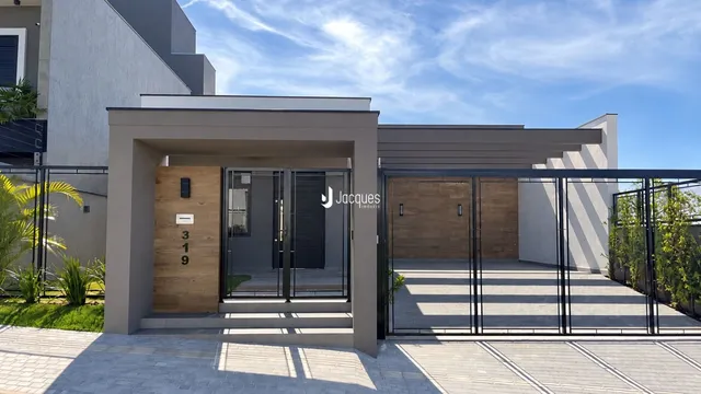 Fachada moderna de uma residência com garagem em Lajeado.