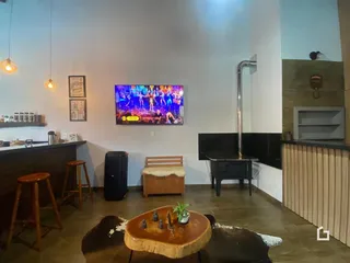 A sala de estar e cozinha de uma residência em Lajeado, Brasil.
