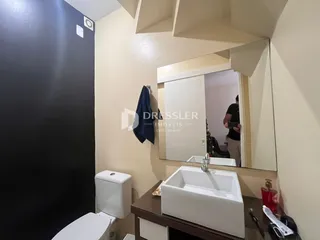 Foto de um banheiro com vaso sanitário e pia de bancada.