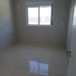 Foto de um cômodo interno com piso de cerâmica e uma janela.