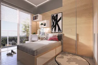 Quarto moderno com cama e grandes janelas de vidro.