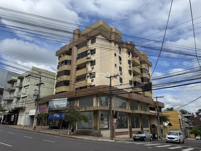 Fachada de um prédio residencial em Lajeado, Brasil, com fiação aérea visível.