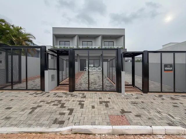 Fachada de uma casa moderna com portão de ferro em Lajeado, Brasil.