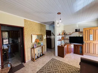 Sala de estar com paredes texturizadas e piso de cerâmica em um imóvel no Brasil.