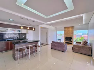 Ambiente de sala de estar e cozinha em um apartamento moderno.