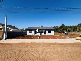 Fachada de uma casa em Lajeado, Brasil, com terreno em terra batida na frente.