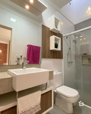 Foto de um banheiro moderno com pia e box de vidro.