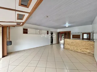 Imagem de uma sala de estar com piso de cerâmica e armários de cozinha em Lajeado.