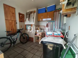 Interior de um cômodo com painéis de madeira e uma bicicleta.