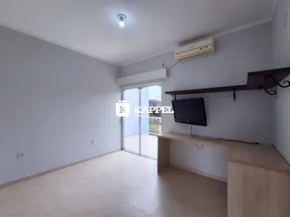 Sala de estar com piso claro e ar condicionado instalado.