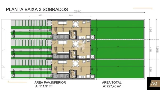 Planta baixa mostrando o layout de três sobrados com suas dimensões.