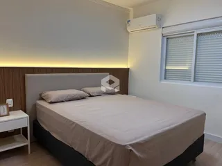 Quarto com cama e janela em um apartamento.
