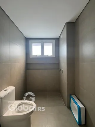 Foto de um banheiro com piso e paredes de cerâmica.