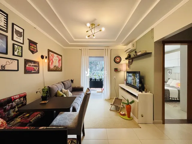 Sala de estar com sofá e mesa de jantar decorada.