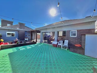 Fachada de casa em Lajeado, Brasil com área externa pavimentada.