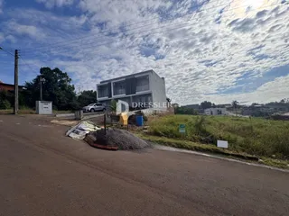 Vista da fachada de uma residência em Lajeado, Brasil, com terreno e estrada na frente.