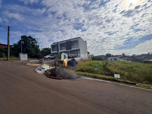 Vista da fachada de uma residência em Lajeado, Brasil, com terreno e estrada na frente.