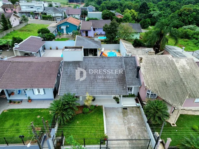 Vista externa de uma propriedade residencial em Lajeado, Brasil, com telhado de telhas e jardim.