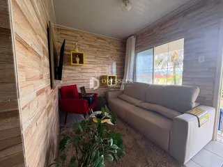 Sala de estar com sofá e decoração em madeira clara.