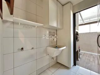 Foto de um banheiro com revestimento cerâmico branco e bancada.