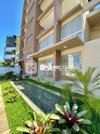 Fachada de um prédio residencial em Lajeado, Brasil, com paisagismo frontal.