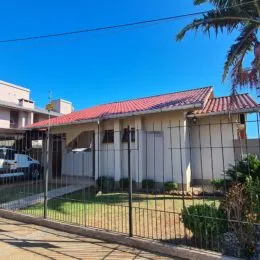 Foto de um quintal com gramado e cerca na propriedade.