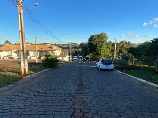 Vista da rua pavimentada em frente a uma residência no Lajeado, Brasil.