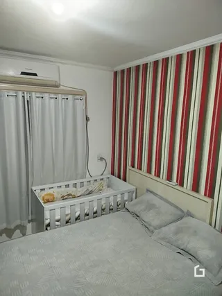 Quarto interno com cama e cortinas listradas.