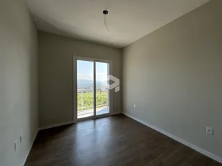 Sala de estar com vista para a paisagem externa.