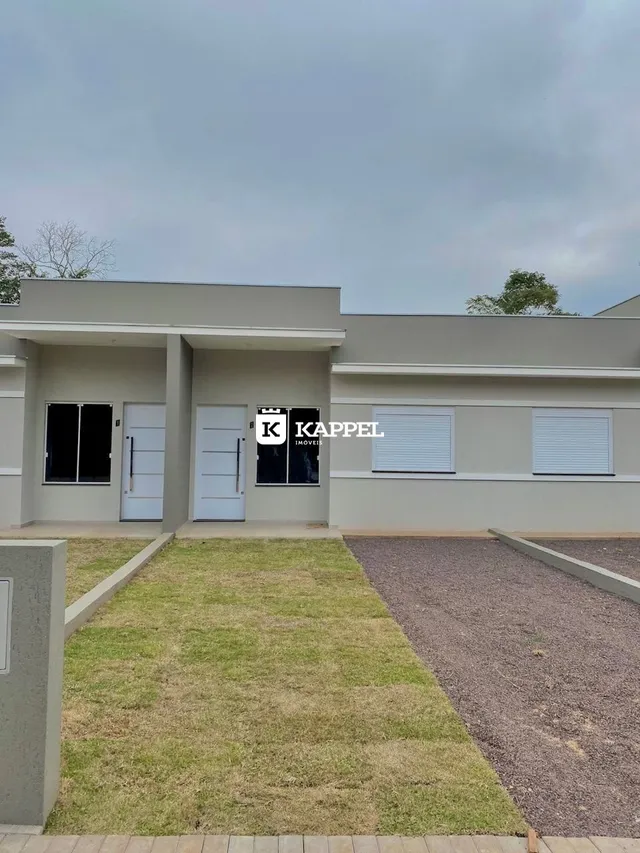 Fachada externa de uma residência em Lajeado, Brasil, com jardim gramado.