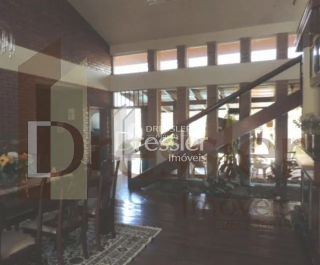 Imagem de uma sala com piso de madeira e acesso a uma área externa.