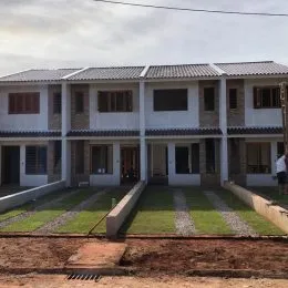 Foto da fachada de uma casa em Lajeado, Brasil, mostrando o jardim frontal.