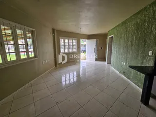 Ambiente interno com piso de cerâmica e paredes em tons neutros e verde.