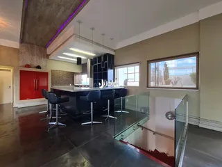 Vista da cozinha e área de jantar de um imóvel em Lajeado.
