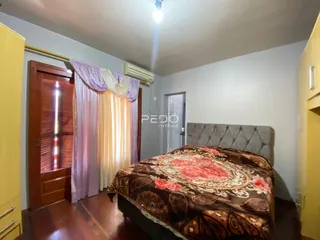 Quarto com cama e cortinas em um imóvel no Brasil.