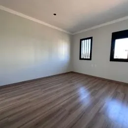 Foto de um ambiente interno com piso de madeira.