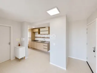 Vista de um corredor interno que leva à cozinha.