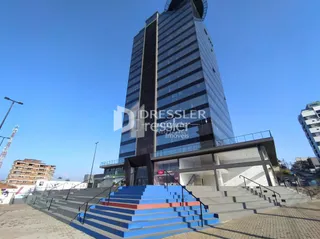 Fachada de um edifício moderno em Lajeado, Brasil, com escadarias no primeiro plano.