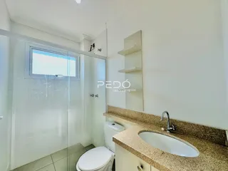 Foto de um banheiro com box de vidro e pia de granito.