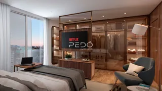 Quarto moderno com vista para a cidade.