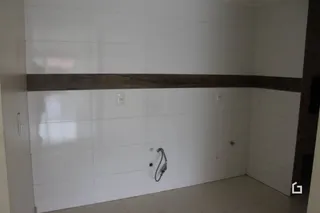 Foto de um interior com paredes brancas e uma viga de madeira escura.