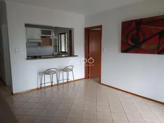 Sala de estar com piso de cerâmica e paredes brancas.