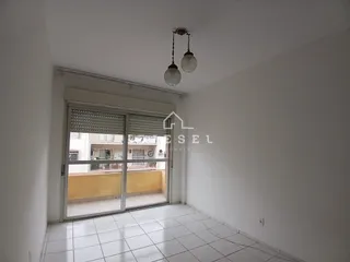 Interior de um cômodo com piso de cerâmica e porta de vidro.