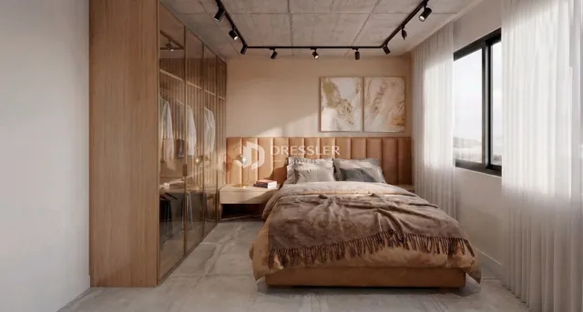 Um quarto moderno com cabeceira de madeira e grandes janelas.