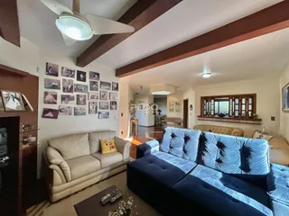 Sala de estar com dois sofás grandes e decoração de parede.