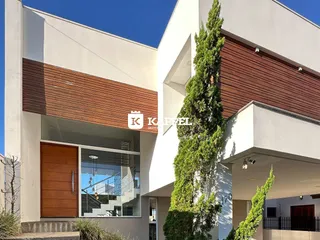 Fachada moderna de um imóvel residencial em Lajeado, Brasil, com revestimento em tons de branco e marrom.