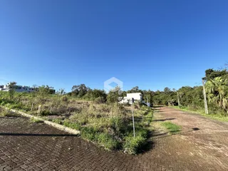 Vista externa da propriedade com vegetação e área pavimentada em Lajeado.