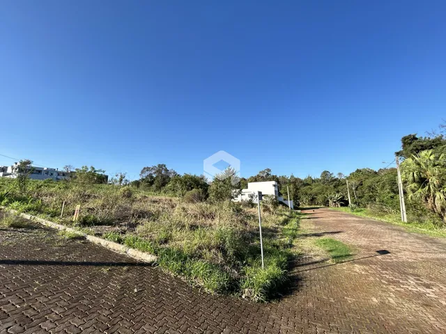Vista externa da propriedade com vegetação e área pavimentada em Lajeado.