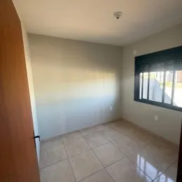 Sala de estar com piso de cerâmica e parede clara.